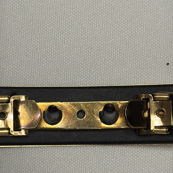 Vtg 80’s Gold Tone narrow stretch belt. - Picture 4 of 4